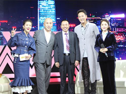 新望董事長羅永輝與著名歌星劉尊老師、汪正正老師、郭津彤老師、主持人雅琪在北京電視臺錄制節目現場親切合影